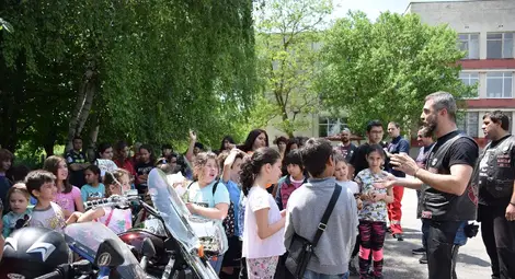 Децата в Николово се впечатлиха от облеклото на рокерите /галерия/