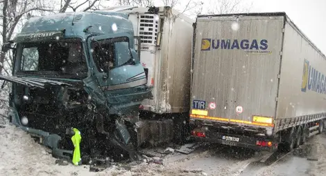 Два тира се размазаха в челен удар до Индийска колиба