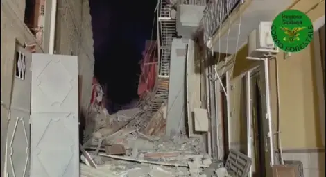 Продължава издирването на оцелели след рухването на жилищни сгради в Сицилия