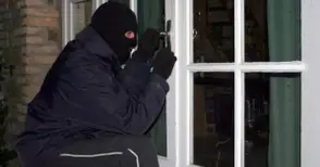 Вътрешен човек ударил два съседни апартамента в „Чародейка“