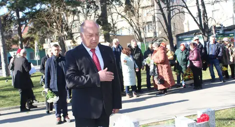 Зам. областният управител на Русе Георги Георгиев за Холокоста: Това е невидимата морална линия между доброто и злото, линията, която разделя човешкото от изкуствено нагнетяваната омраза Зам. областният управител на Русе Георги Георгиев за Холокоста: Това е невидимата морална линия между доброто и злото, линията, която разделя човешкото от изкуствено нагнетяваната омраза