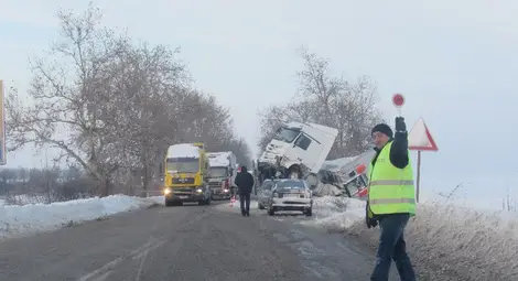 Мобилни камери ловят безумците по най-опасния път в България