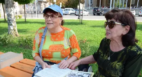 Дора Бобева и Цонка Букурова (отляво надясно) разглеждат снимки от екопротестите преди 30 години.