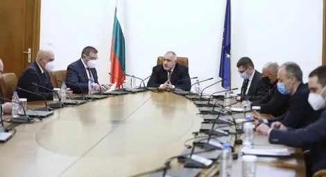 Учениците от 5 до 12 клас и студентите могат да провеждат практики присъствено