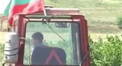 КАТ умува как да накаже 4-годишен тракторист