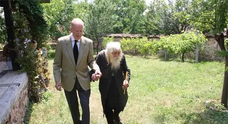 Царят се поклони на 101-годишния дядо Добри /галерия/