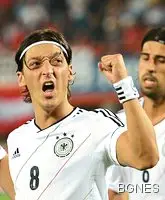 Йозил дебютира в Премиършип срещу Съндърланд Йозил дебютира в Премиършип срещу Съндърланд