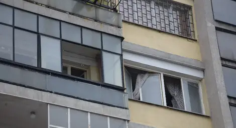 През целия ден вчера прозорците на пламналия апартамент останаха отворени 		          Снимка: Бисер ТОДОРОВ