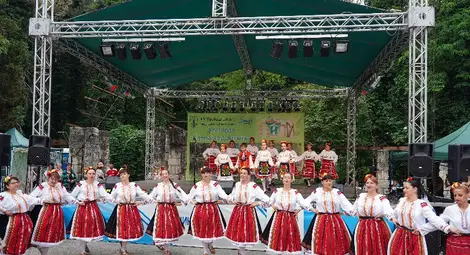 &bdquo;Сцена под липите&ldquo; посреща в Николово любителите на фолклора от страната и Румъния