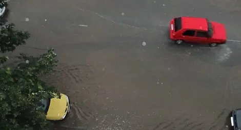 Градушки и ураганен вятър връхлетяха страната