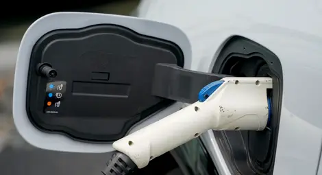 За зарядни колонки за електромобили ще се плаща символична такса тротоарно право