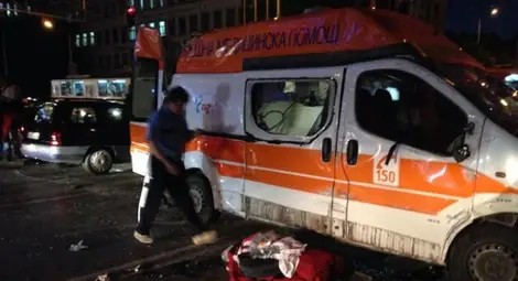 Момиче с опасност за живота след катастрофата с линейка в София Момиче с опасност за живота след катастрофата с линейка в София