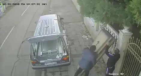 Сложиха ковчег пред къщата на изнудвани за 1000 евро