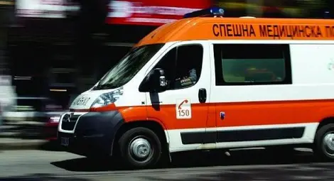 Каруцар се бори за живота си след изскачане на пътя и удар с кола