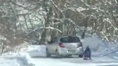 Баща, теглил детето си в завързана за кола шейна, е с отнета книжка