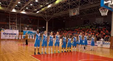 "Дунав 8806" мина леко през "ракиения" тим на "Хасково" 