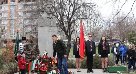 С венци и цветя отбеляза патронен  празник училище &bdquo;Васил Левски&ldquo;
