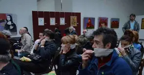 Участници в пърформанс ядоха  царевични пръчици през бинтове