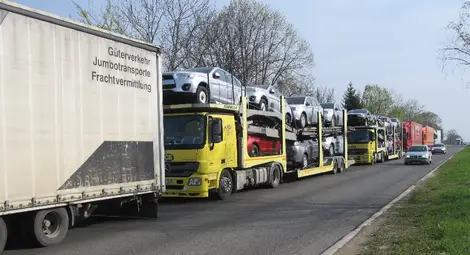 Разтоварват от тирове през празниците пътя за Търново