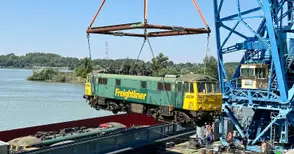 Гигантът „Титан“ разтовари 8 локомотива, тръгнали от Англия за ремонт в Русе