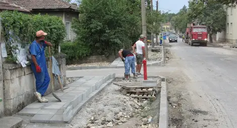 Първи провали на пътя Русе-Кубрат: Тротоари за един човек и плочки над нивото на вратите в Червена вода