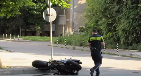 Каската спаси живота на млад моторист в тежка катастрофа