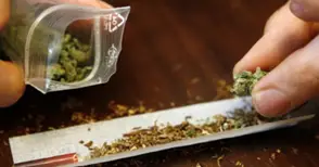 Порицават по радиото хванат с трева ученик