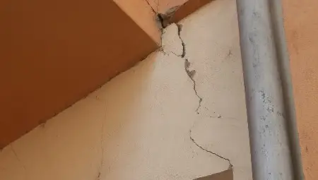 Спукана колона заплашва от срутване емблематична гимназия на &bdquo;Александровска&ldquo;