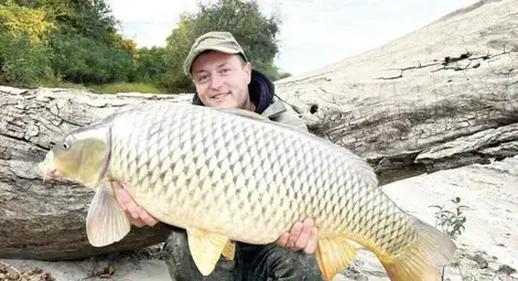 Владислав Неделчев с трофейния си улов. Снимка: slrb.bg Владислав Неделчев с трофейния си улов. Снимка: slrb.bg
