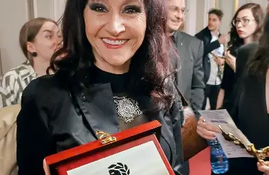 Директорът на Кукления театър Теменуга Хараланова с Наградата на публиката.