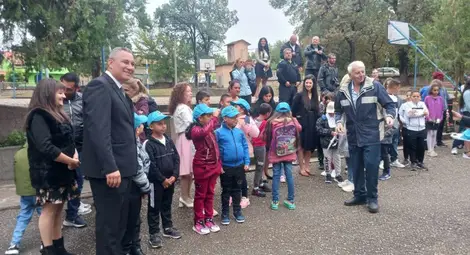 Г-н Огнян Стоянов и проф. Георги Георгиев връчват паметните ученически шапки на учениците.