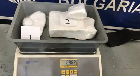 Трафикант на близо кило кокаин наказан със затвор и конфискация на коли и ниви Трафикант на близо кило кокаин наказан със затвор и конфискация на коли и ниви
