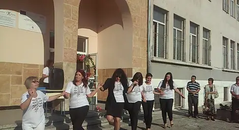 Учители, родители и деца се хванаха на хорото в училище &bdquo;Христо Смирненски&ldquo; в Долапите.