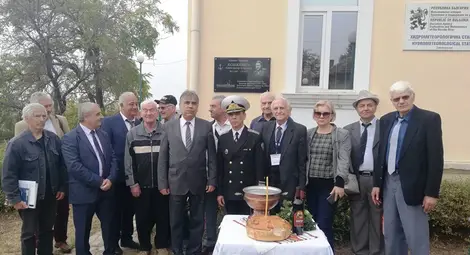 Отец Стефан освети паметната плоча на  капитан-лейтенант Александър Конкевич