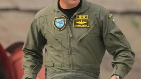 След разговор с премиера Борисов генерал-майор Румен Радев оттегля оставката си