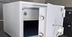 Хлапета рязали с трион пълен с пари сейф