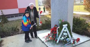 Най-голямото училище почете  със стихове патрона си