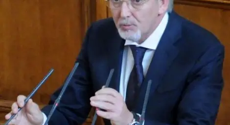 Скандал в парламента - Местан постави под въпрос целувка на Орлов мост