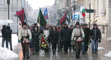 С факли и знамена патриотите  почетоха паметта на Апостола