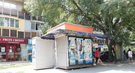 Фарс - търгът за павилионите на спирките счупи рекорд на Гинес за цена на търговска площ