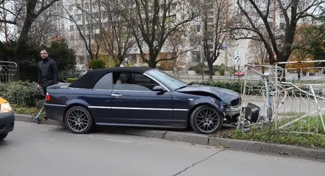 БМВ паркира в градинка на метри от полицията