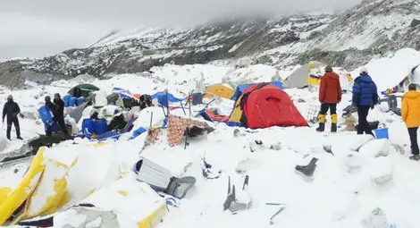 Непал: Моментът, в който лавината пада /видео/