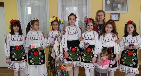 Депутатката от ГЕРБ Светлана Ангелова гостува на лазарките в Николово. 				           Снимка: ГЕРБ