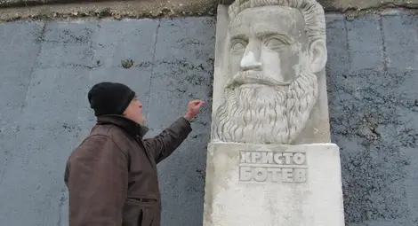 Лед застрашава единствения паметник на Ботев в Русе