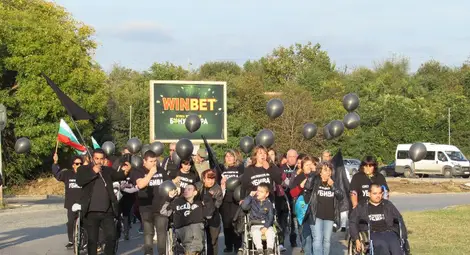 Майки с инвалидни колички затвориха Дунав мост под звуците на химна