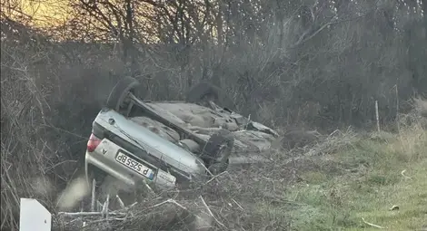 Лек автомобил се преобърна по пътя Русе-Иваново, а според преминаващи оттам шофьори причината е била заледена настилка.  				            Снимка: Мурад Акифов