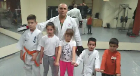 Помощникът на родителите Боян учи децата на морал, дисциплина и благородство