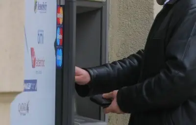 Спипаха трима българи, източвали банкови карти във Виетнам Спипаха трима българи, източвали банкови карти във Виетнам