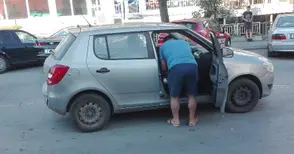 Млад мъж с бира в ръка се блъсна в кола, баба пострада при маневра на заден ход