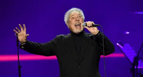 Том Джоунс е най-възрастният мъж, оглавил британската класация за албуми